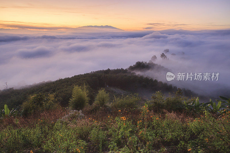 美丽的早晨日出的风景山在Pai, Mae Hong Son，泰国。